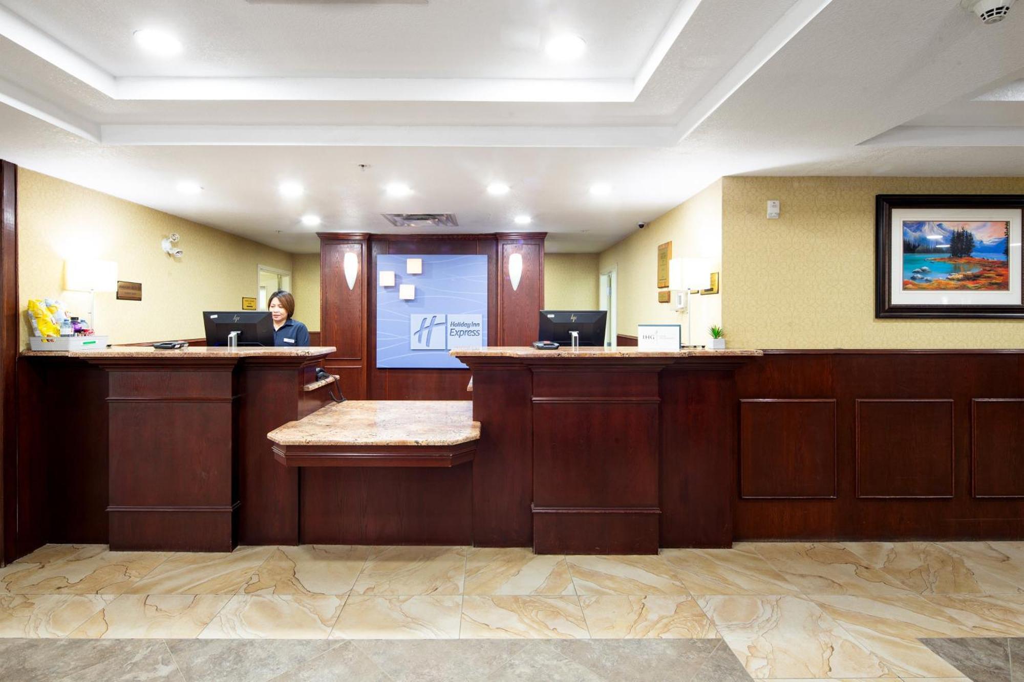 Holiday Inn Express Hotel & Suites Edson By Ihg Dış mekan fotoğraf