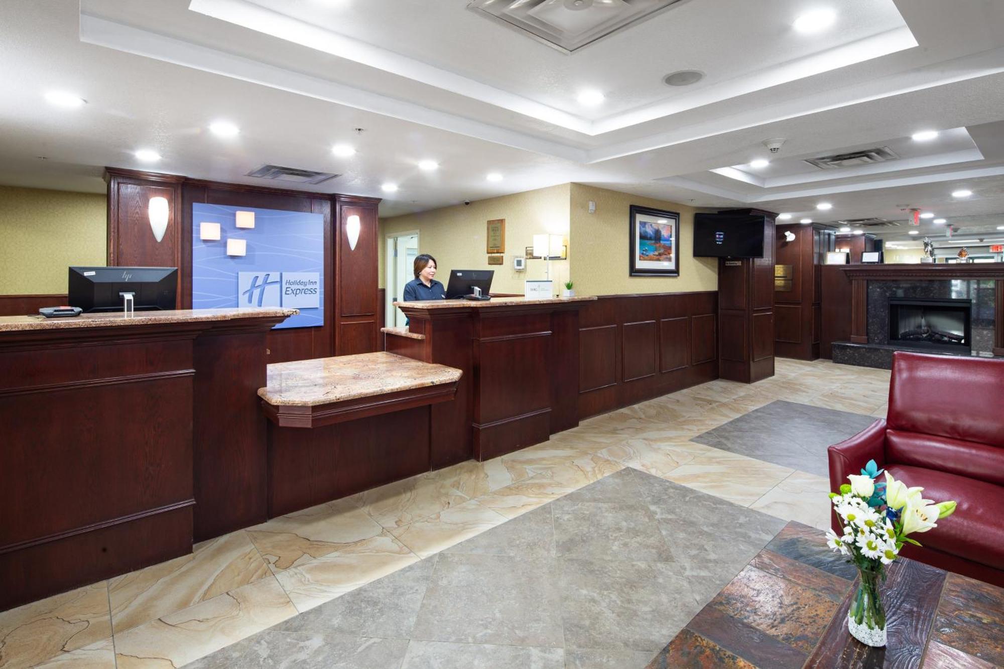 Holiday Inn Express Hotel & Suites Edson By Ihg Dış mekan fotoğraf
