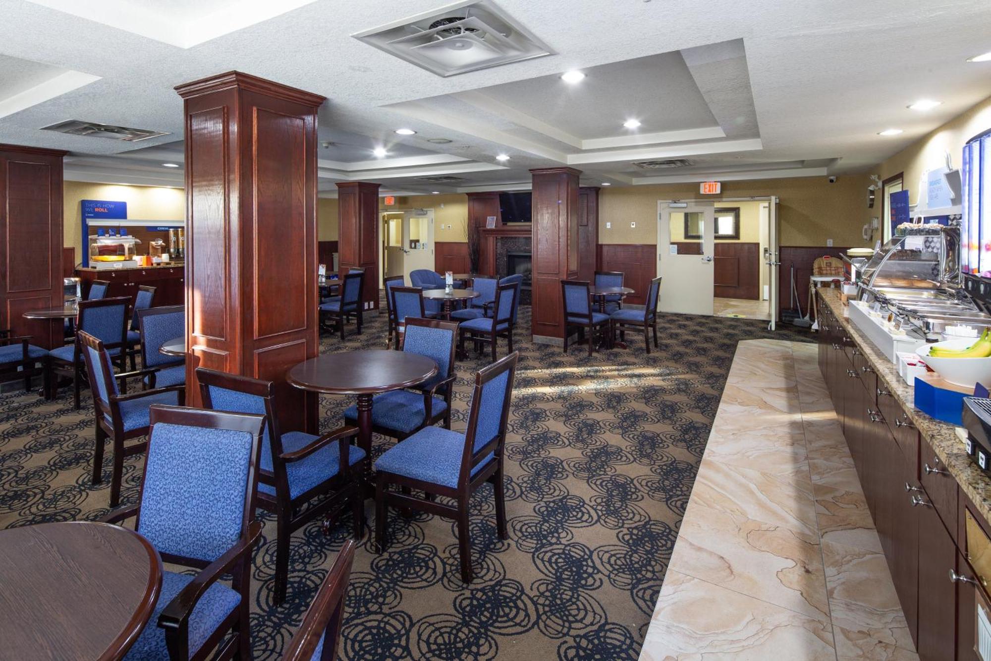 Holiday Inn Express Hotel & Suites Edson By Ihg Dış mekan fotoğraf