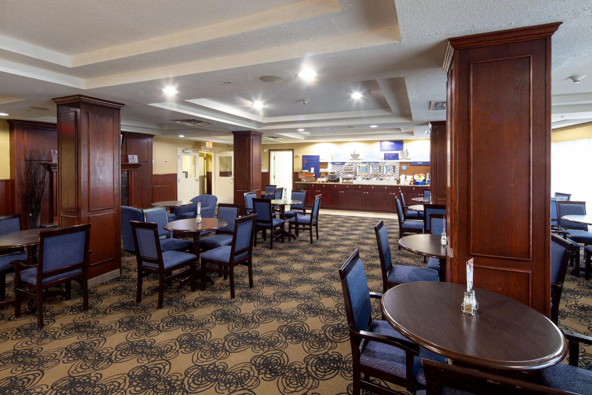 Holiday Inn Express Hotel & Suites Edson By Ihg Dış mekan fotoğraf