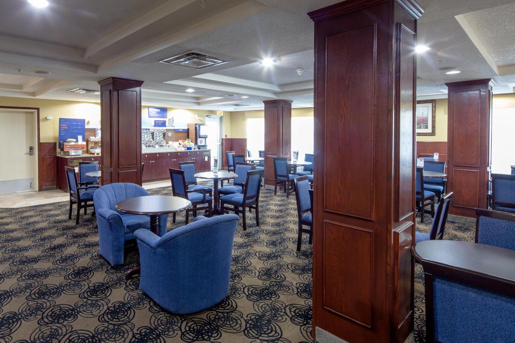 Holiday Inn Express Hotel & Suites Edson By Ihg Dış mekan fotoğraf