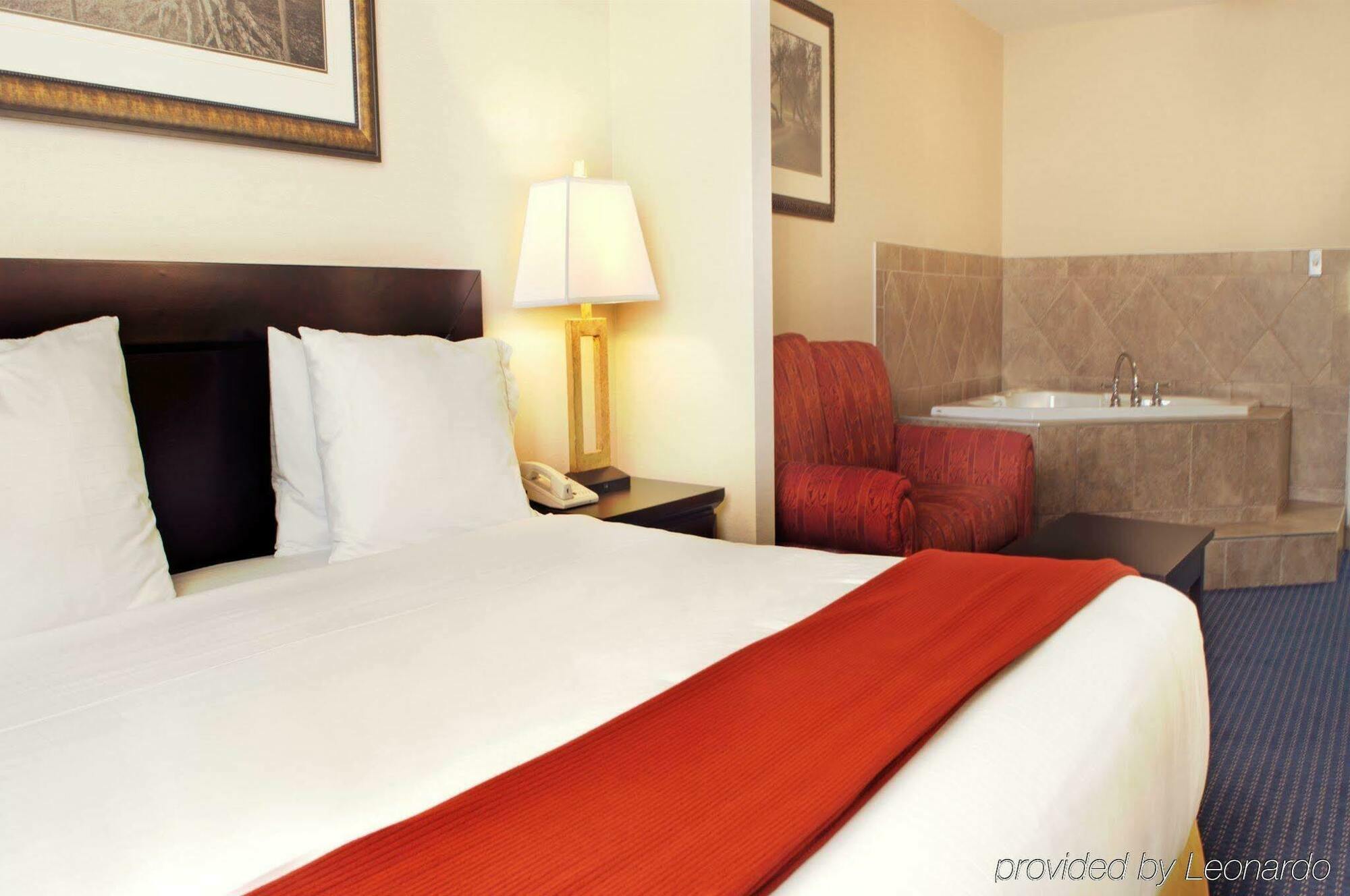 Holiday Inn Express Hotel & Suites Edson, An Ihg Hotel Dış mekan fotoğraf